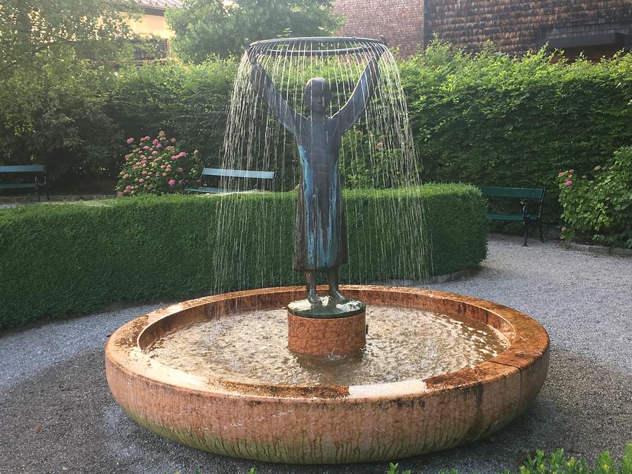 Ischlerstraße 15 - Anna Maria Walburga Pertl-Mozart-Brunnen von Toni Schneider-Manzell 1991