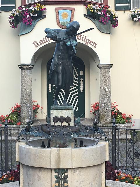 Rathaus mit Mozart-Denkmal davor
