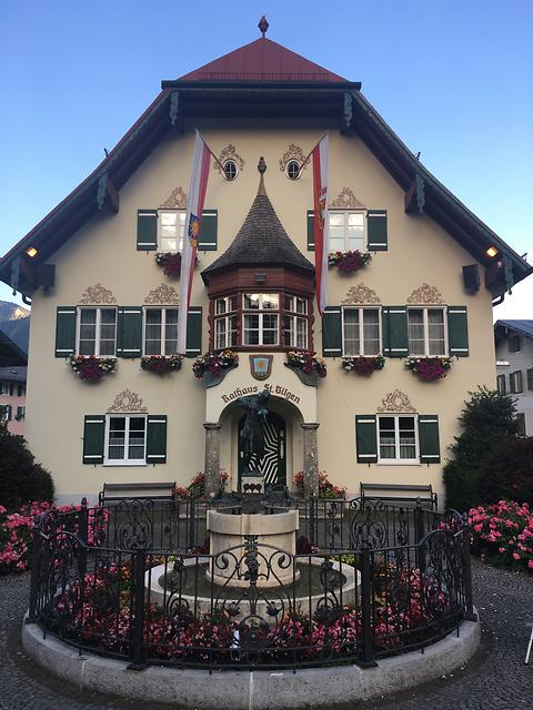 Rathaus mit Mozart-Denkmal davor