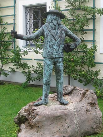 Dorfplatz - Bronzeskulptur Hanns III. Strobl von Eva Mazzucco