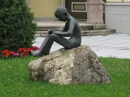 Bronzeskulptur Lesender Knabe von Eva Mazzucco