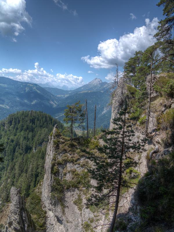 Südseitige Felswände am Mittagsnock beim Weißensee