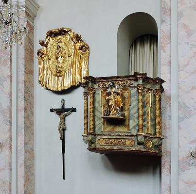 Kanzel, goldenem Relief der Hl. Maria