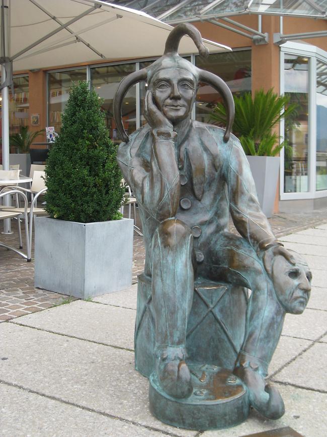 Stadtbrücke, Bronzeskulptur 'Harlekin'