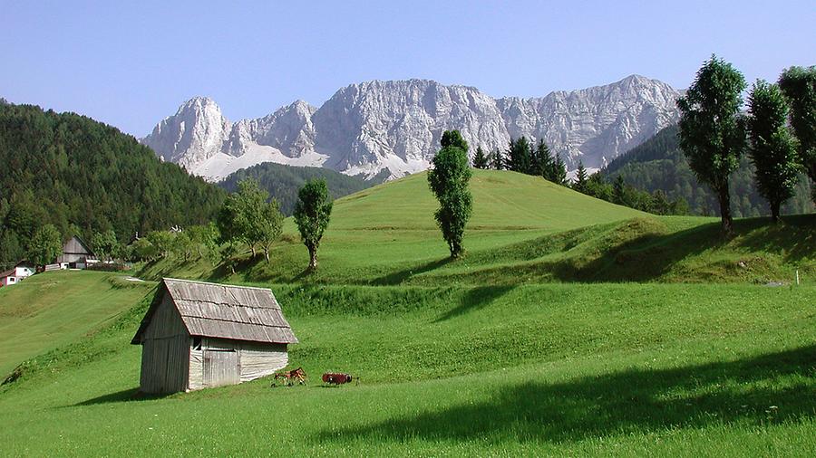 Koschuta mit Koschutnikturm (2136 m) von Zell-Pfarre (Sele-Fara) aus gesehen.