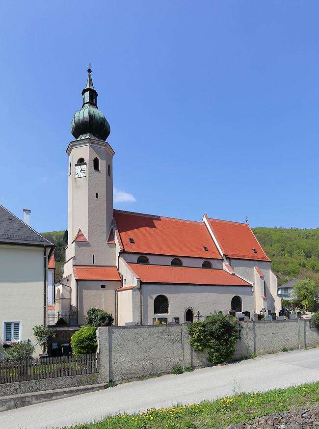 Südostansicht der römisch-katholischen Pfarrkirche Mariae Himmelfahrt