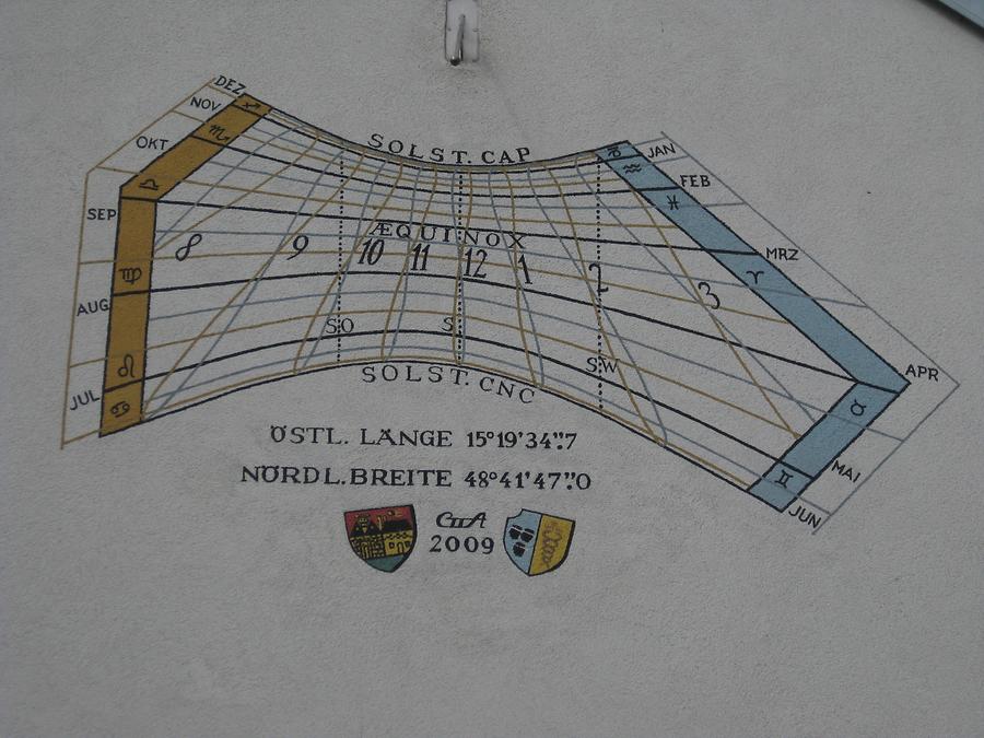 Brunnenplatzl ehem. Hauptstraße 3 - Sonnenuhr\© [Ewald Judt|Infos_zum_AF/Editorial_Board/Judt,_Dr._Ewald_(Wirtschaftswissenschaft)]