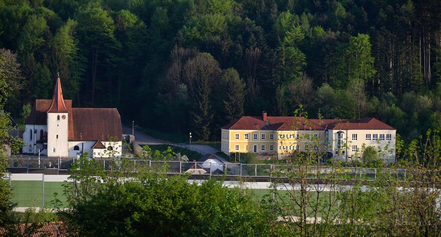 Pfarrkirche und Volksschule