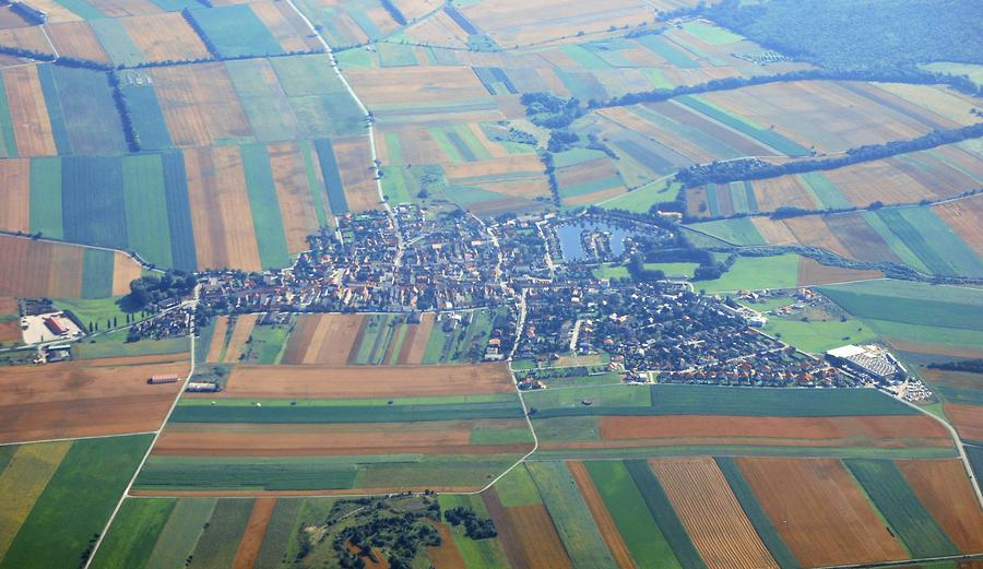 Au am Leithaberge Luftbild von Westen