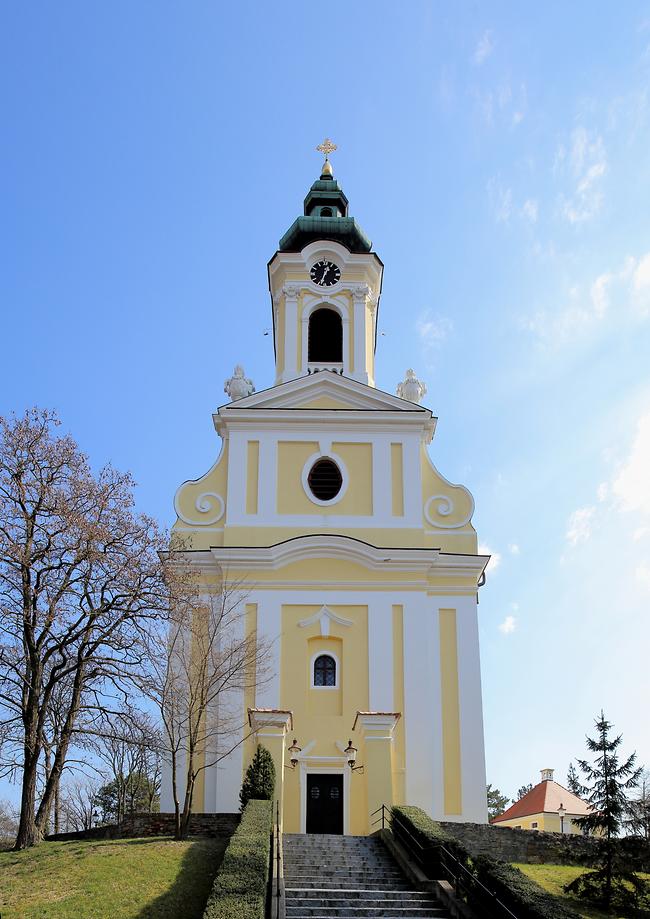 Die viergeschossige Turmfassade (Westansicht) der katholischen Pfarrkirche hll. Barbara und Agatha