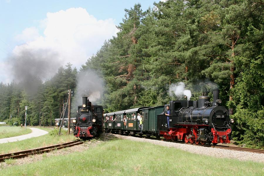 Zwei Züge mit Reihe 399 bei alt Nagelberg auf den Waldviertler Schmalspurbahnen