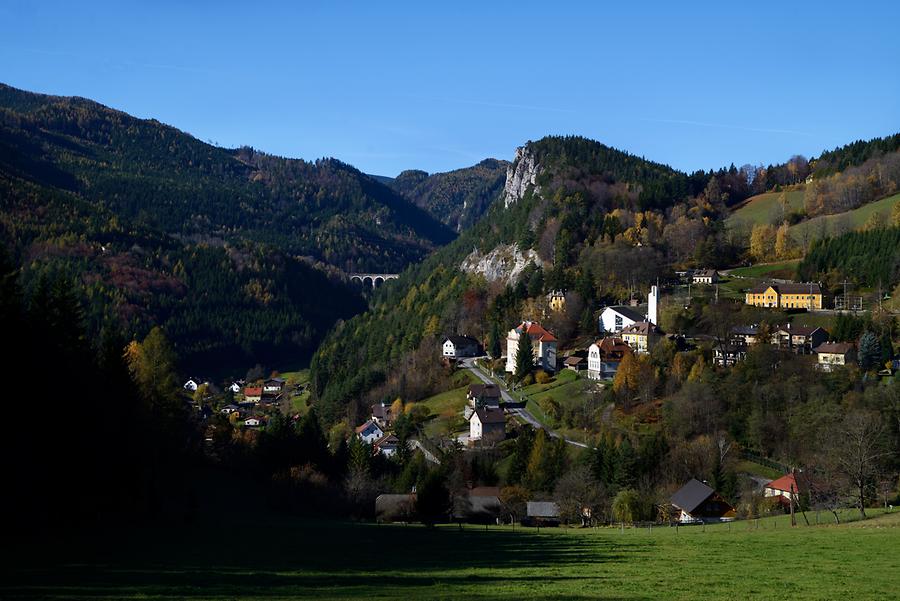 Blick auf Breitenstein und den Adlitzgraben sowie dem Kalte-Rinne-Viadukt