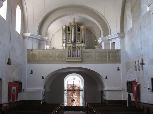 Innenraum - Blick zur Orgel