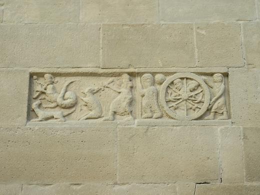 Südl. Außenmauer-Romanische Reliefs Dezember und Jänner