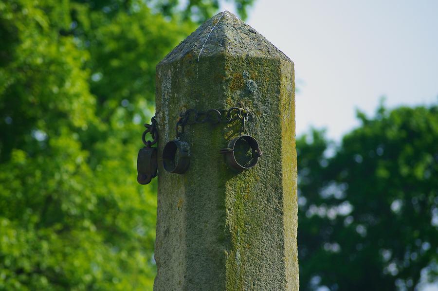 Großrußbach - Pranger vor dem Schloss