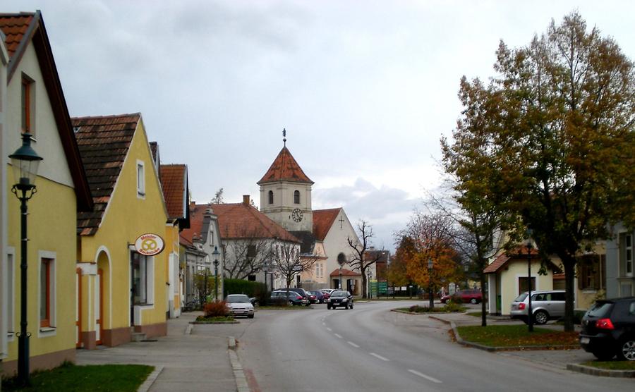 Katzelsdorf - Hauptstraße und St.-Lorenz-Kirche