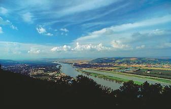 Donau bei Klosterneuburg Blick v Leopoldsberg