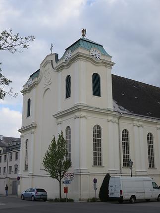 Schlossplatz, Kreuzschwestern-Kirche