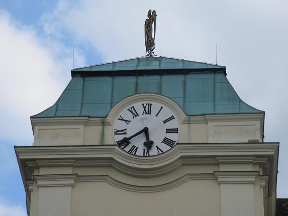 Kreuzschwesternkirche, Kirchenuhr