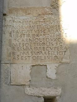 Inschrift Friedrichs III. - Motto des Kaisers - Foto: P. Diem