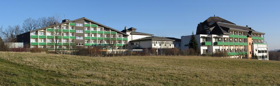 Gesundheitszentrum für Rücken und Gelenke; der größte Arbeitgeber des Ortes, Foto: HaSt. Aus: WikiCommons 