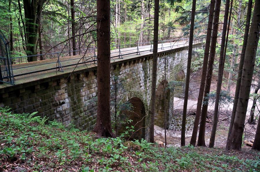 Das Grubholzbachaquädukt ist ein Aquädukt der II. Wiener Hochquellenwasserleitung an der Grenze der Gemeinden Neustift-Innermanzing und Neulengbach, Niederösterreich, und steht unter Denkmalschutz, Foto: Herzi Pinki. Aus: WikiCommons 
