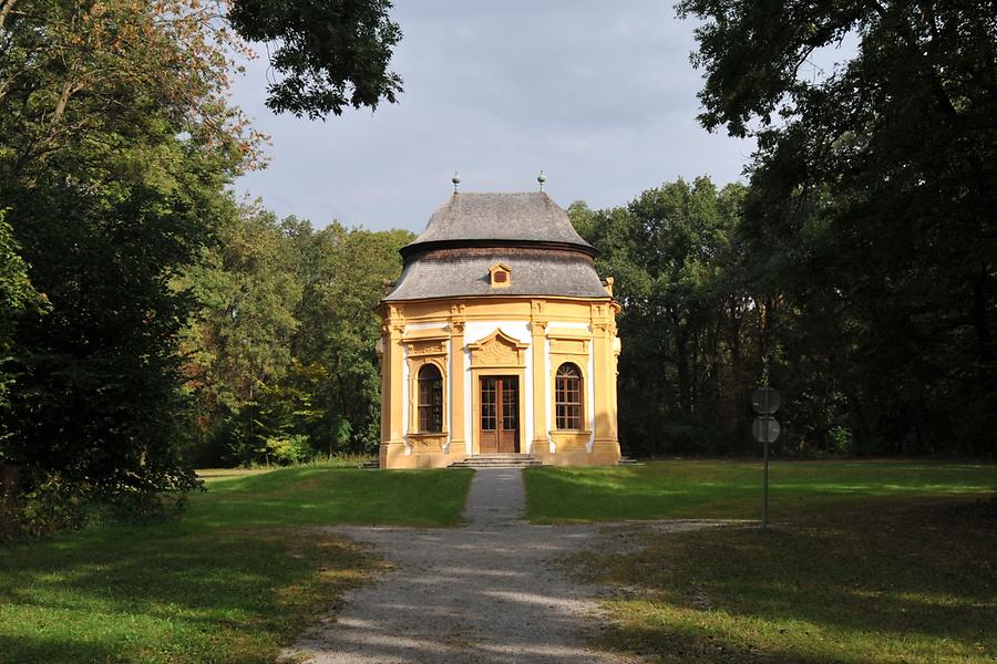 Obersiebenbrunn - Gartenpavillon des Schlosses