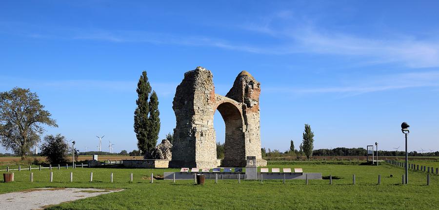 Petronell-Carnuntum - Das Heidentor