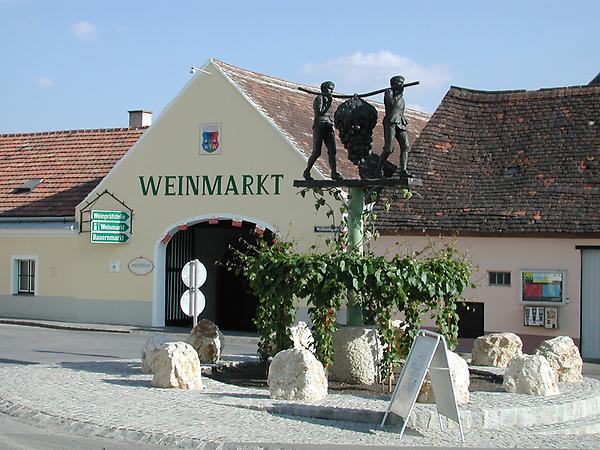 POYSDORF - Weinmarkt mit Kundschafter.jpg