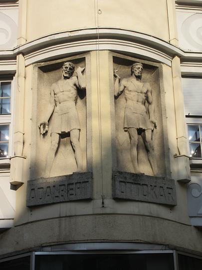 Kremsergasse 20 - Adalbert- und Ottokar-Relief Klostergründer