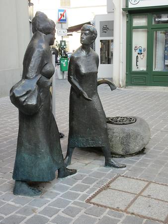 Brunnen mit Skulptur Tratschende Frauen von Hans Freilinger 1990