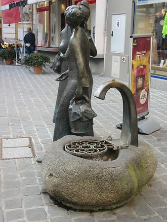 Brunnen mit Skulptur Tratschende Frauen von Hans Freilinger 1990