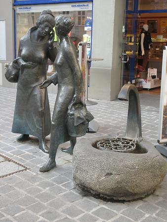 Brunnen mit Skulptur Tratschende Frauen von Hans Freilinger 1990