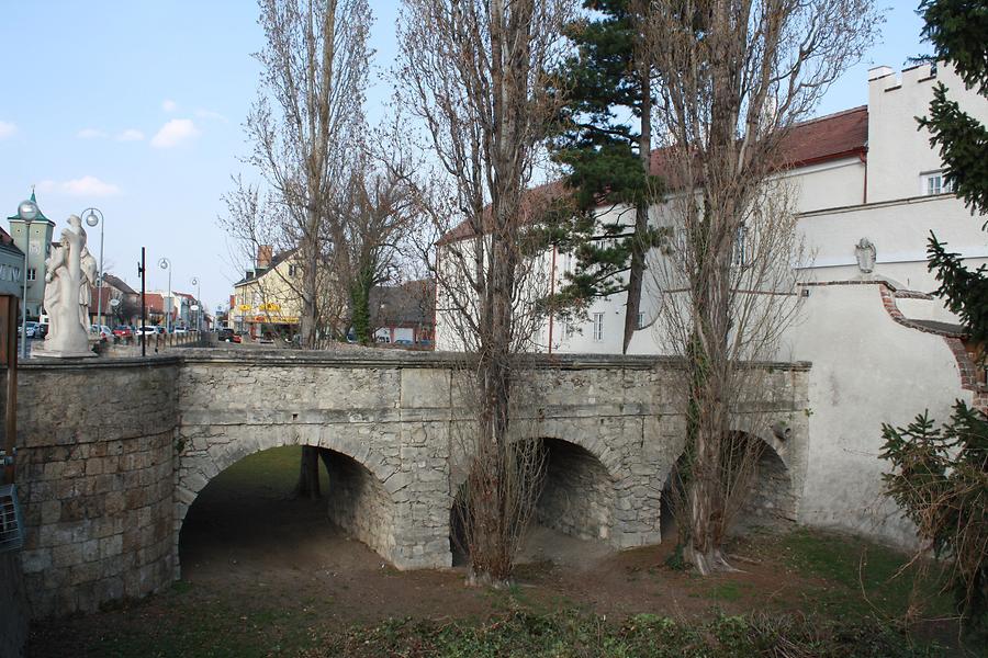 Traiskirchen - Pfarrhofbrücke und Wehrmauer