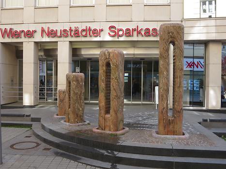 Brunnen vor dem Gebäude der Winer Neustädter Sparkasse