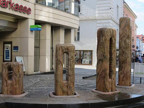 Brunnen vor dem Gebäude der Winer Neustädter Sparkasse