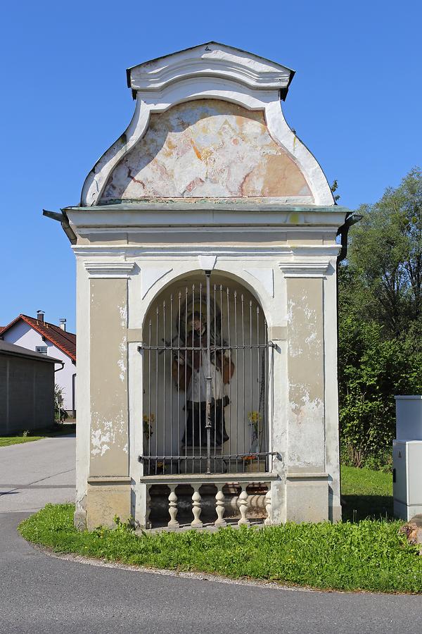 'Wochenalt-Kapelle' mit Statue des hl. Johannes Nepomuk