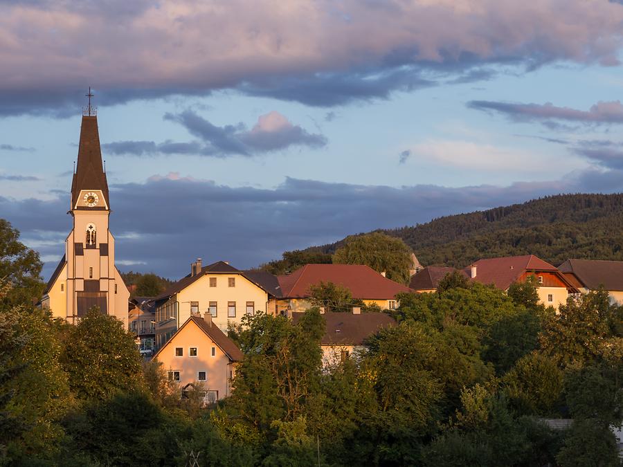 Blick kurz vor Sonnenuntergang von Westen auf das Zentrum von Aurach am Hongar mit der Pfarrkirche