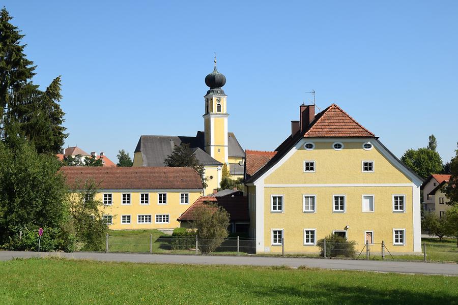 Pfarrhof und Pfarrkirche Aurolzmünster