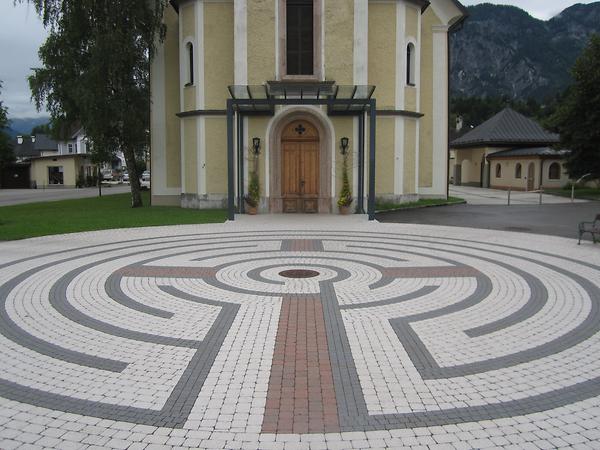 Labyrinth vor Ev. Pfarrkirche
