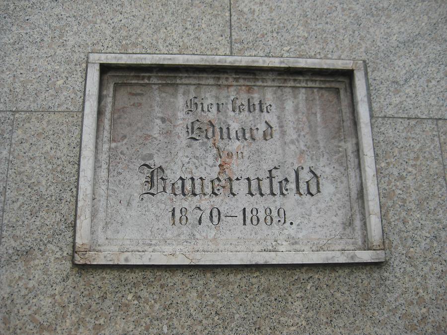 Wirerstraße 16, Eduard von Bauernfeld-Gedenktafel