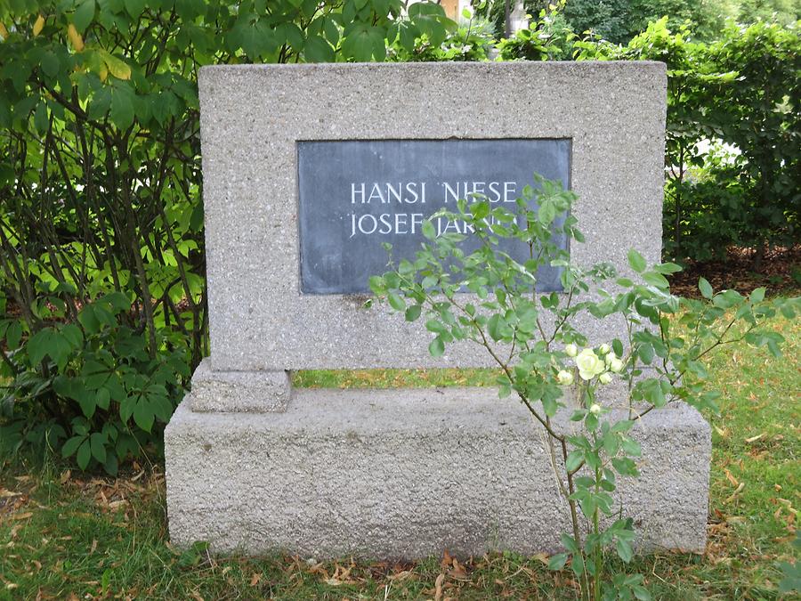 Hasner-Allee, Hansi Niese-Josef Jarno-Gedenkstein