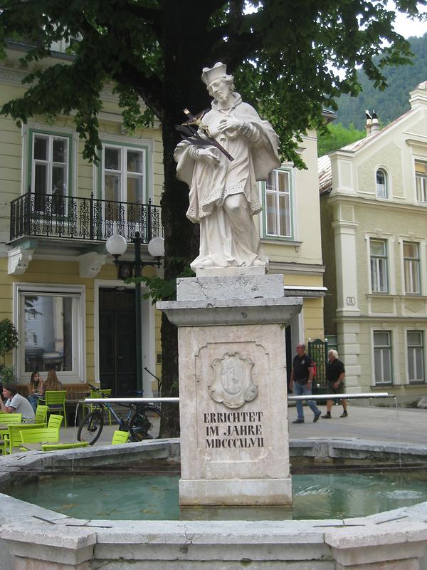 Bad Ischl, Kreuzplatz, Kreuzplatz-Brunnen mit Hl. Johannes Nepomuk-Statue