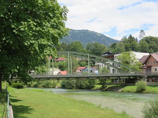 Traun mit Eisenbahnbrücke