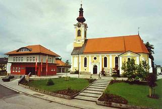 Kirche mit Gemeindeamt