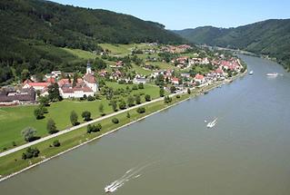 Blick auf Ort an Donau