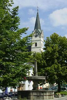 Kirche mit Brunnen