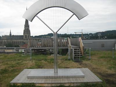 Installation Klanggarten mit Bogenharfe von Josef Baier