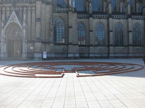 Temporäres Labyrinth vor Mariendom
