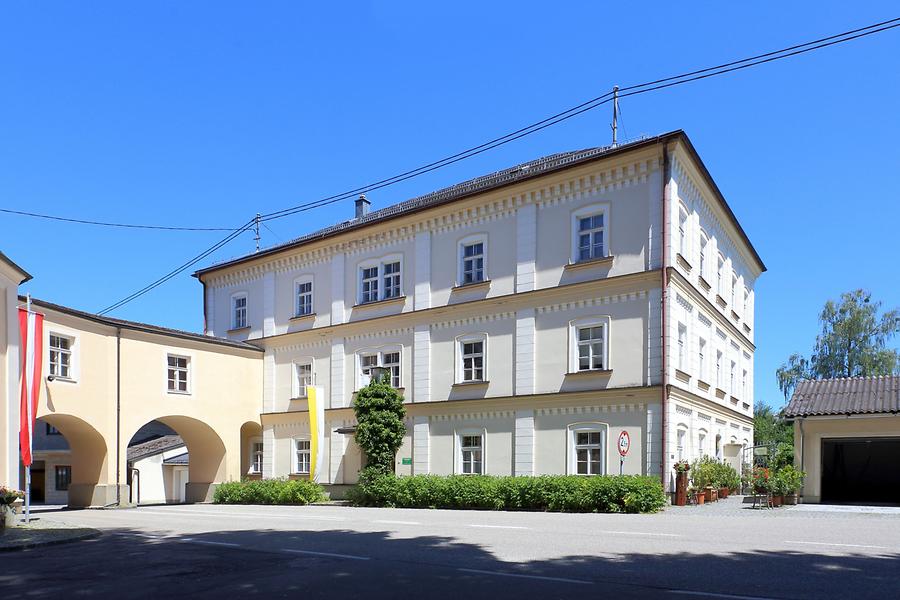 Hauptgebäude der Franziskaner in der oberösterreichischen Gemeinde Maria Schmolln. Ursprünglich ein Priesterhaus, das 1871 erweitert wurde, Foto: Bwag. Aus: WikiCommons 